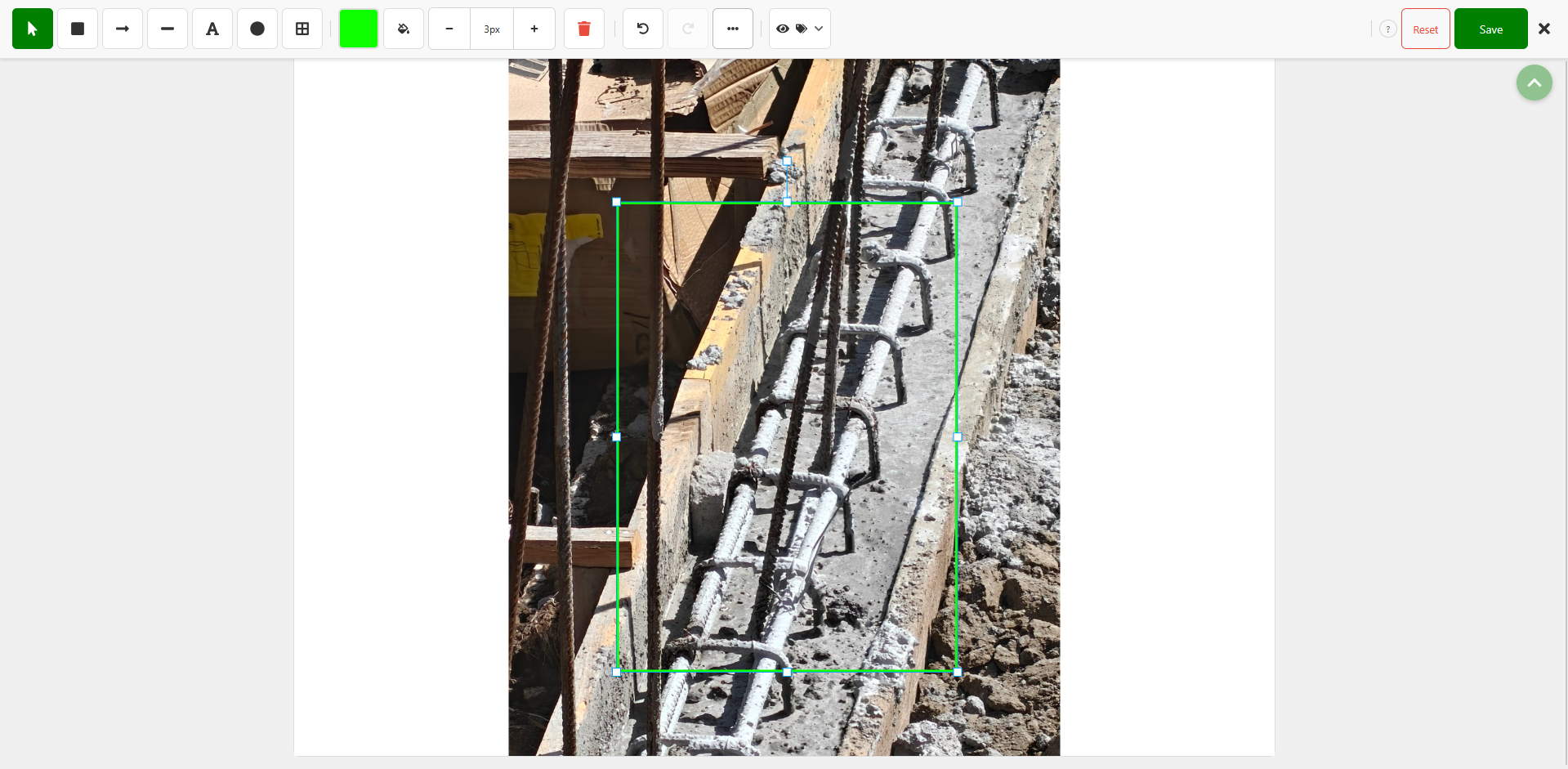 Green box annotation selected in the editor with dashed outline and corner and edge resize handles visible